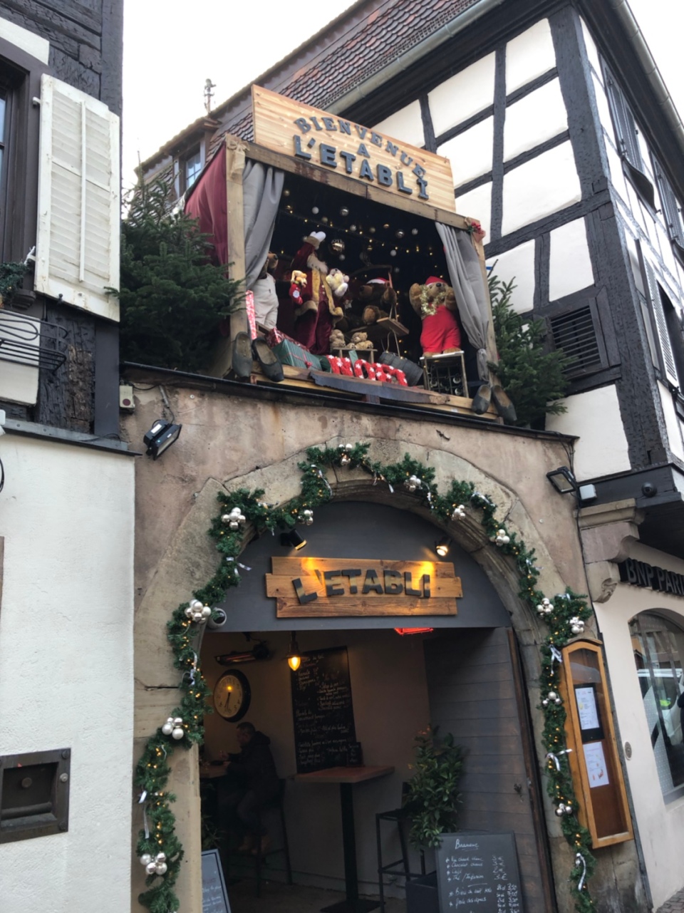 Je vous propose de découvrir les marchés de Noël en Alsace avec les marchés de Noël de Strasbourg, de Colmar et d'Obernai.
