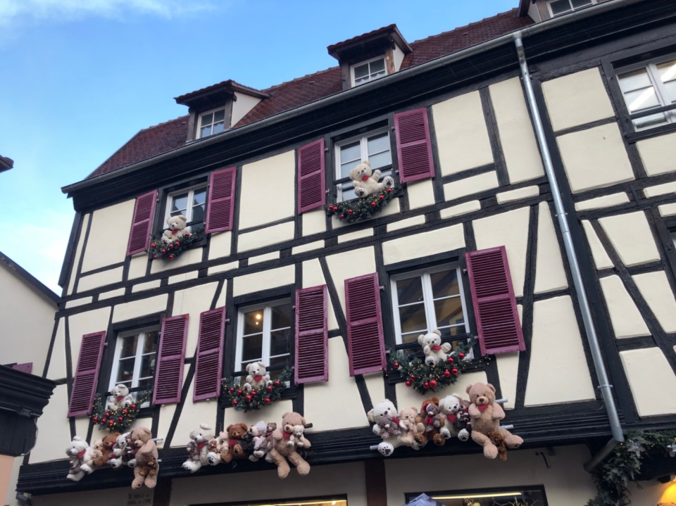 Je vous propose de découvrir les marchés de Noël en Alsace avec les marchés de Noël de Strasbourg, de Colmar et d'Obernai.